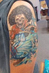 男生手臂上彩绘渐变简单线条动物和卡通骷髅纹身图片