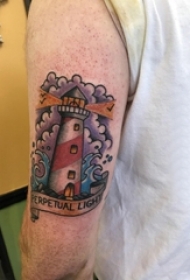 男生手臂上彩绘简单线条英文灯塔纹身图片