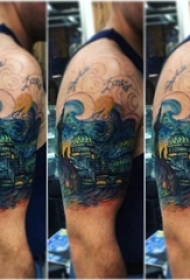 男生手臂上彩绘水彩素描文艺唯美风景画作纹身图片