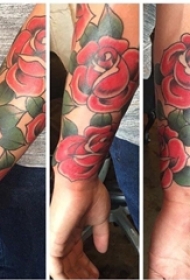 男生手臂上彩绘水彩素描文艺唯美花朵精致纹身图片