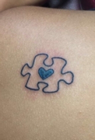 女生大腿上彩绘几何简单线条心形和拼图纹身图片