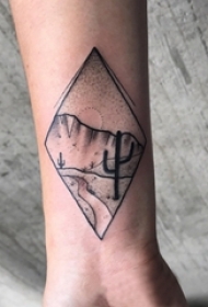 男生手腕上黑色点刺几何简单线条创意风景纹身图片