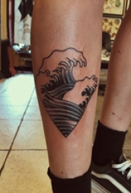 男生小腿上黑色线条素描创意浪花纹身图片