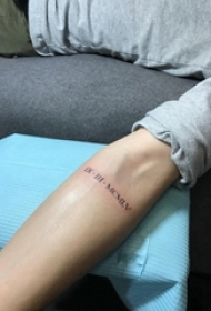 男生手臂黑色简单个性线条罗马数字纹身图片