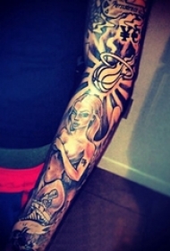 男生手臂上黑灰素描点刺技巧女生肖像纹身图片