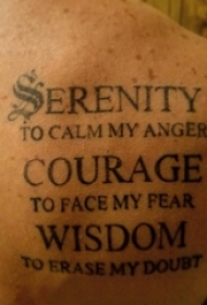 男生后背上黑色简单线条符号和英文短句纹身图片