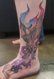 男生小腿上彩绘渐变星空元素和动物凤凰纹身图片
