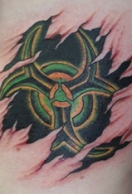 男生侧腰上彩绘渐变撕裂创意符号纹身图片