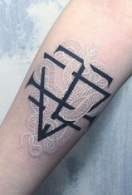 女生手臂上黑色线条几何元素白色线条霸气龙图腾纹身图片