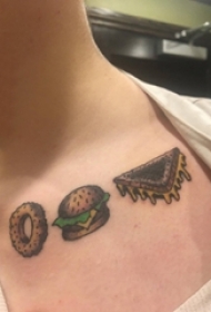 男生锁骨上彩绘几何简单线条食物纹身图片