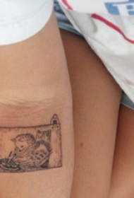 男生手臂上黑灰点刺几何简单线条卡通动物纹身图片