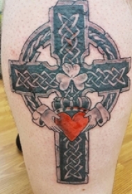 男生小腿上黑灰素描点刺技巧创意经典十字架纹身图片