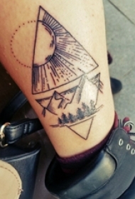 女生小腿上黑色线条几何元素风景三角形纹身图片