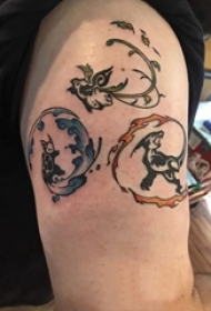 男生大臂上彩绘渐变抽象线条卡通小动物纹身图片