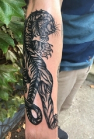男生手臂上黑色点刺抽象线条小动物霸气老虎纹身图片
