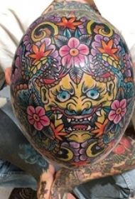男生头部彩绘简单线条花朵和般若纹身图片