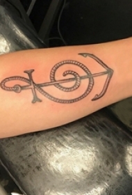 男生手臂上黑灰素描创意绳子元素音符船锚纹身图片