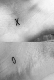 情侣脚踝上黑色几何简单线条英文字母纹身图片