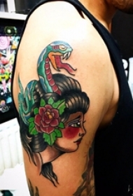 男生大臂上彩绘渐变简单线条动物蛇和人物肖像纹身图片