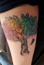 女生大腿上彩绘渐变几何简单线条拼图和大树纹身图片