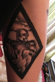 女生手臂上黑灰素描点刺技巧创意骷髅纹身图片