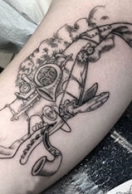 男生手臂上黑灰点刺简单抽象线条乐器和鲸鱼纹身图片