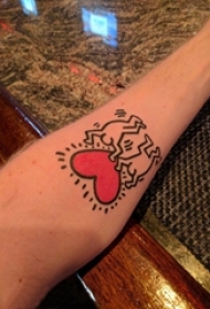 男生手臂上彩绘简单抽象线条心形和卡通人物纹身图片