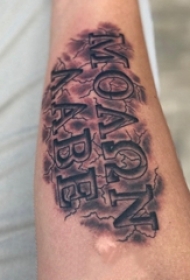 男生手臂上黑色点刺几何简单线条英文单词纹身图片