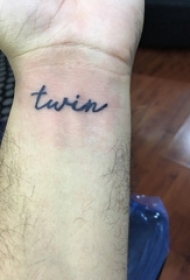 男生手腕上黑色简单抽象线条有意义的英文单词纹身图片
