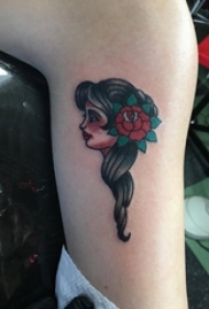 女生小腿上彩绘渐变简单线条植物花朵和人物纹身图片