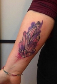 男生手臂上彩绘渐变几何简单线条晶石纹身图片