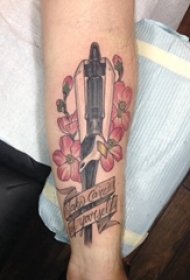 男生手臂上彩绘水彩素描霸气匕首纹身图片