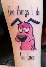 女生手臂上彩绘简单线条英文和卡通动物纹身图片