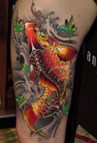 女生大腿上彩绘渐变简单线条植物和小动物鲤鱼纹身图片