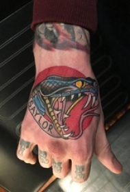 男生手背上彩绘水彩素描创意恐怖蛇头纹身图片