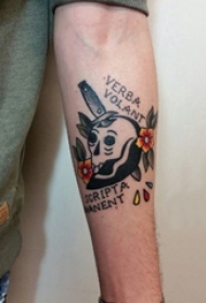 男生手臂上彩绘水彩素描恐怖骷髅纹身图片