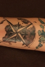 男生手臂上彩绘几何线条世界地图和指南针纹身图片