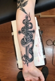 男生手臂上黑灰素描点刺技巧创意蛇图腾匕首纹身图片