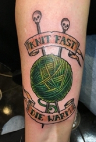 男生手臂上彩绘渐变几何简单线条英文和毛线球纹身图片