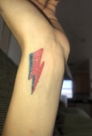 女生手腕上彩绘几何简单个性线条闪电纹身图片