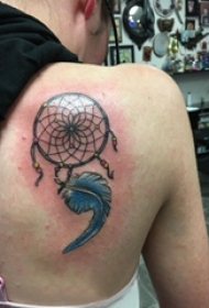 女生后背上彩绘渐变几何简单线条捕梦网纹身图片