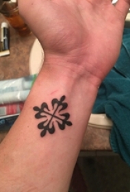 男生手腕上黑色线条创意唯美花纹纹身图片