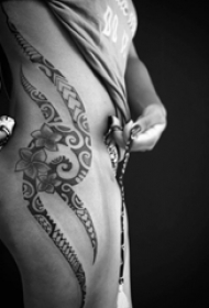女生侧腰上黑色点刺简单线条花朵和部落图腾纹身图片