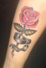 男生手臂上彩绘渐变简单线条镣铐和唯美花朵纹身图片