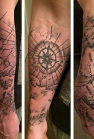 男生手臂上黑灰素描点刺技巧文艺指南针纹身图片