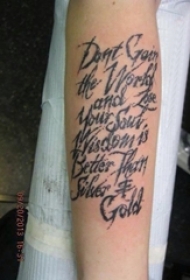 男生手臂上黑色线条文艺经典花体英文纹身图片