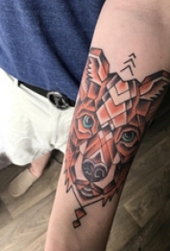 男生手臂上彩绘渐变几何简单线条小动物狗纹身图片