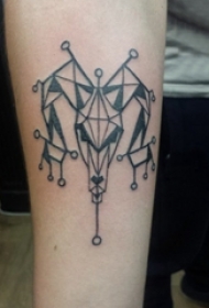 男生手臂上黑色线条素描创意有趣牛头纹身图片