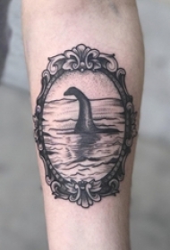 男生手臂上黑灰素描点刺技巧霸气恐龙纹身图片