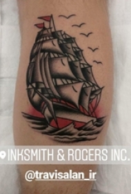 男生小腿上黑灰素描点刺技巧霸气帆船纹身图片